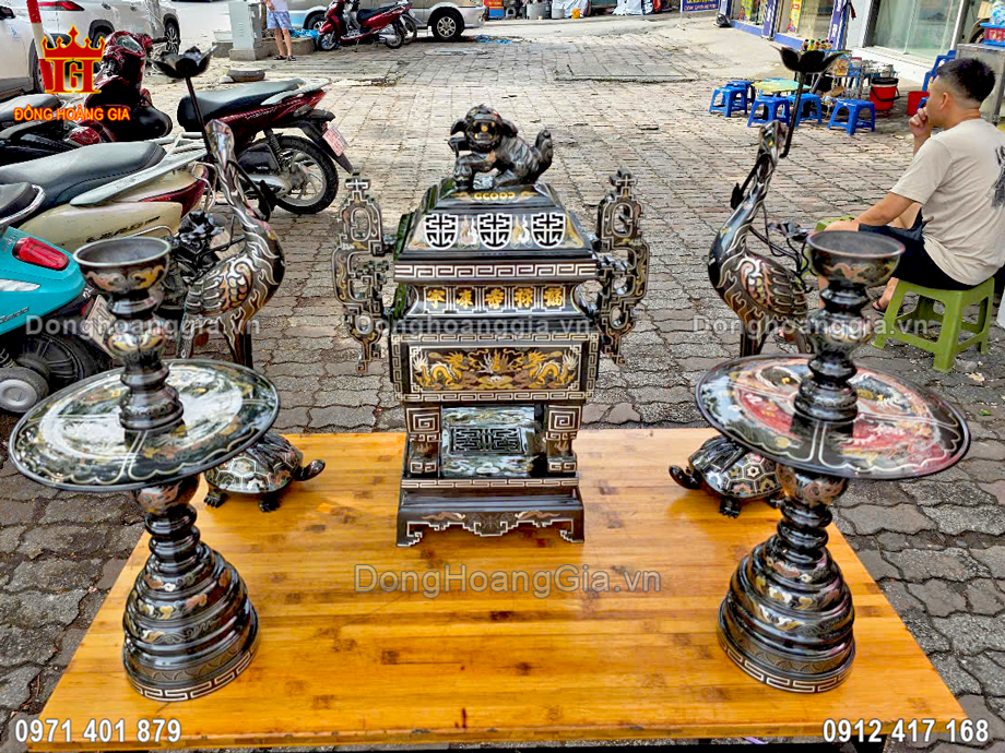 Bộ ngũ sự đỉnh vuông khảm ngũ sắc được nghệ nhân của chúng tôi chế tác hoàn toàn thủ công tinh xảo